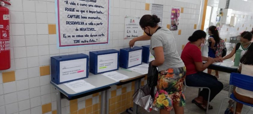 Escola Municipal Silvestre Péricles, no Pontal da Barra, recebeu pais e funcionários para a votação secreta. Foto: cortesia