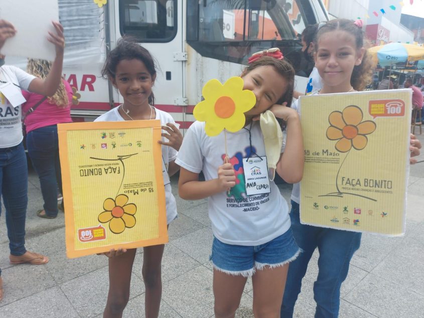 Crianças levaram flores e cartazes para conscientização da população. Foto: Luiz Felipe Pimentel (estagiário)/Ascom Semas