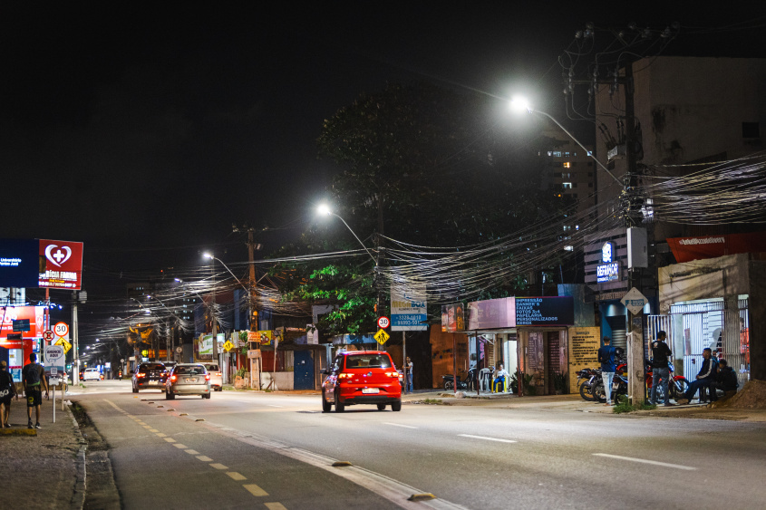 Também no Barro Duro, Avenida Muniz Falcão recebeu LED em Julho. Foto: Jonathan Lins/Secom Maceió