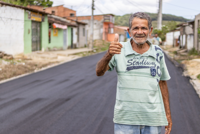 Ademar Gonçalves ressalta que os moradores do Rio Novo terão mais dignidade com as obras de pavimentação. Foto: Júnior Bertoldo / Ascom Seminfra
