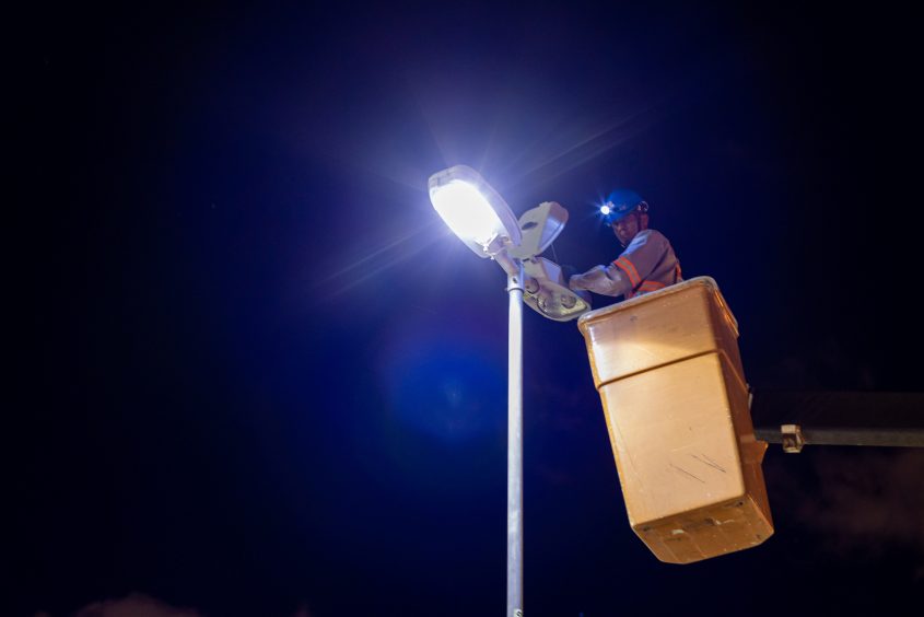 Semanalmente, as equipes da Sima estão nos bairros realizando a troca e manutenção das luminárias. Foto: Itawi Albuquerque / Secom Maceió