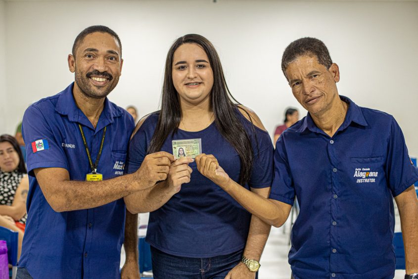 Alegria dos instrutores com a primeira aprovada do programa CNH Social. Foto: Célio Júnior / Secom Maceió