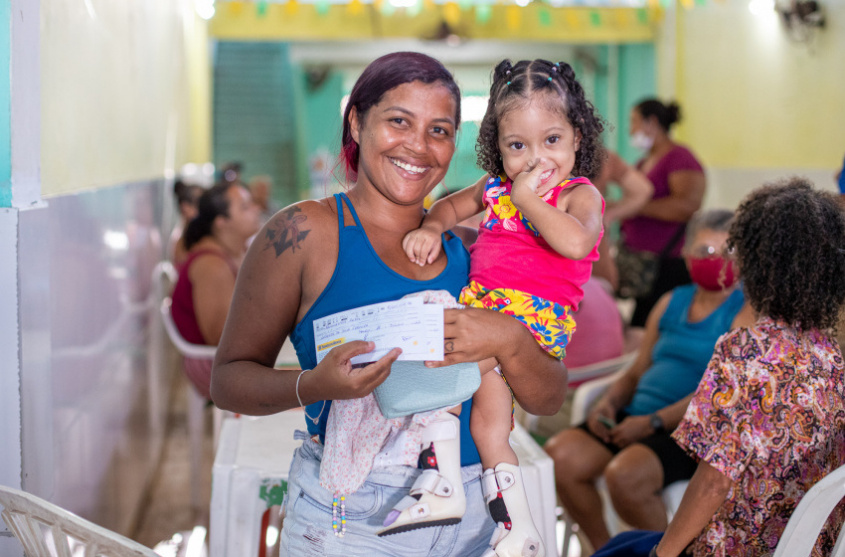 Família beneficiada com auxílios moradia e emergencial. Foto:Secom Maceió