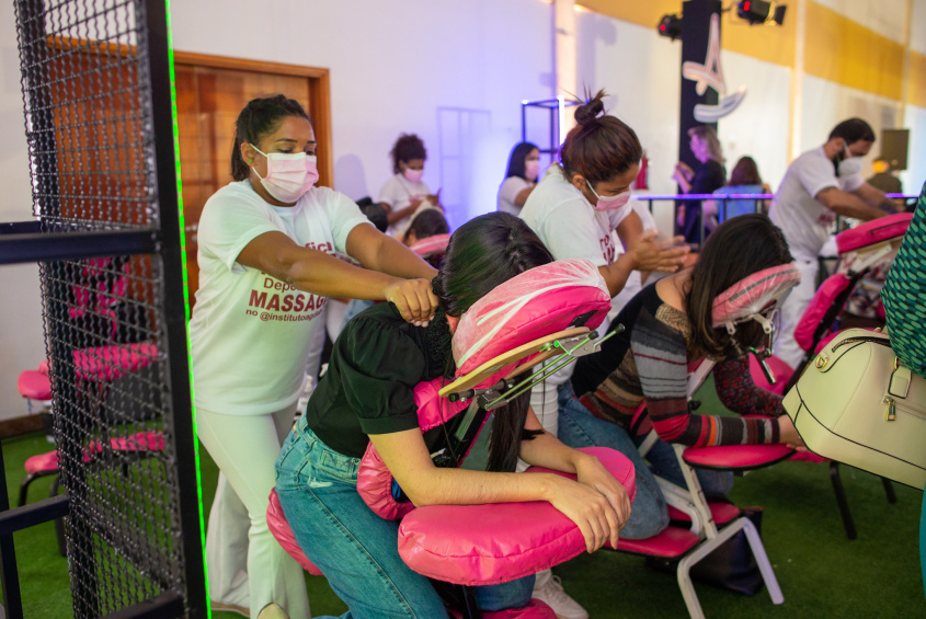 Quem visita o espaço da Prefeitura de Maceió pode passar por uma sessão de massagem. Foto: Juliete Santos / Secom Maceió