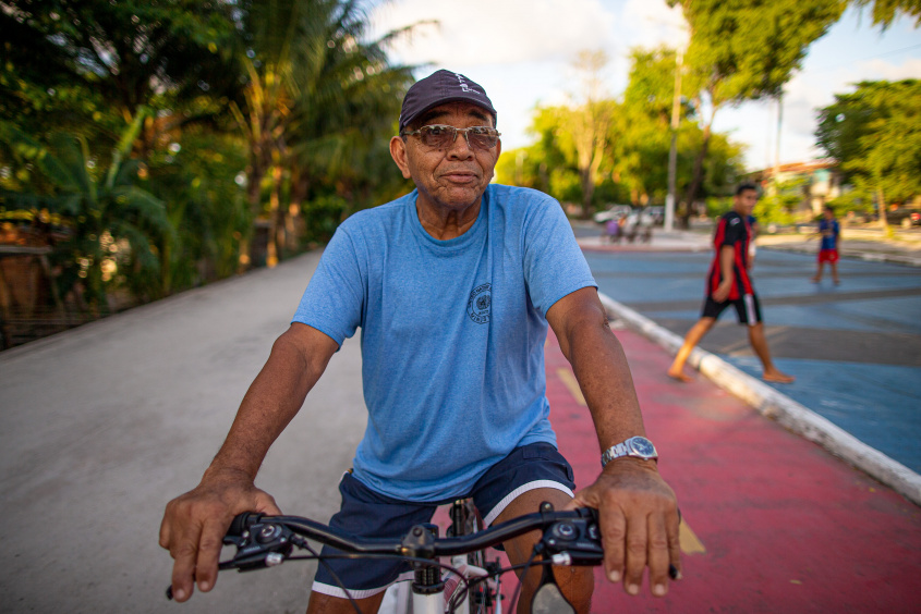 Aos 74 anos, o senhor Luís Pedro tem cuidado de sua saúde andando de bicicleta e pede que a população continue preservando a Rua Aberta limpa, conservada e iluminada. Foto: Alisson Frazão / Secom Maceió