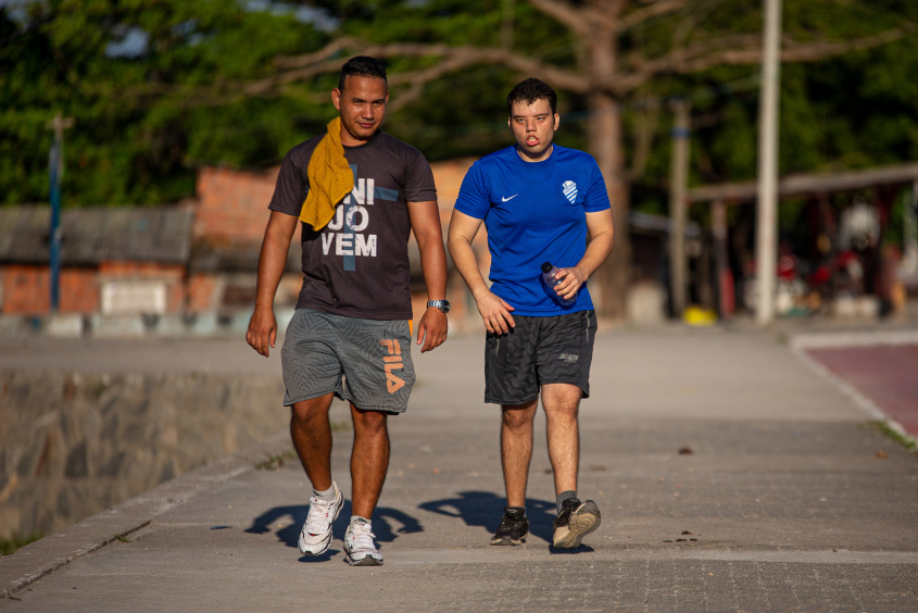 Marcus Valério e seu primo, Fabrício Sanders, aproveitam da revitalização da orla para fazer caminhadas diariamente. Foto: Alisson Frazão / Secom Maceió