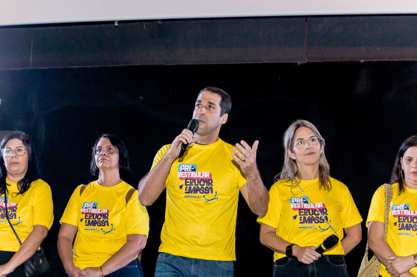 O secretário municipal de Educação, Victor Braga, recepcionou os estudantes. Foto: Joyce Juliana/Ascom Semed