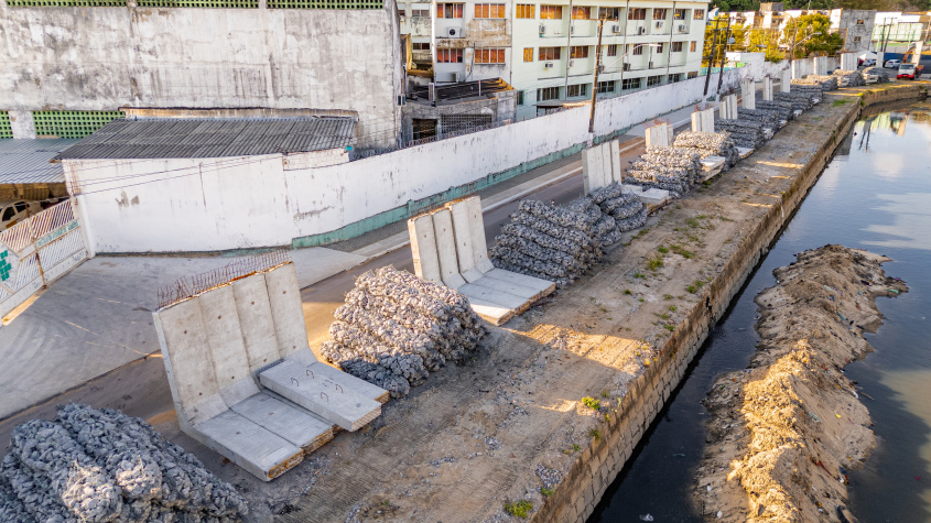 Os materiais da canalização são gabiões saco (telas preenchidas com pedras). Foto: Itawi Albuquerque/ Secom Maceió