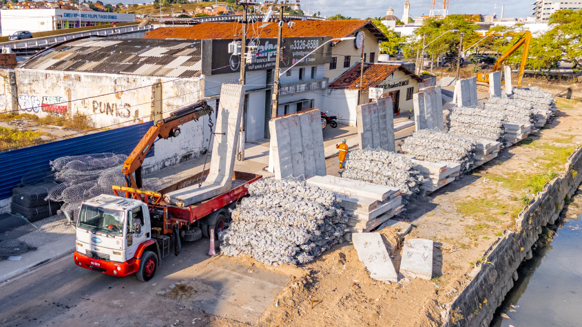 Ao total são mais de 4.000 placas, que vão ser instaladas ao longo de todo o canal. Foto: Itawi Albuquerque/ Secom Maceió