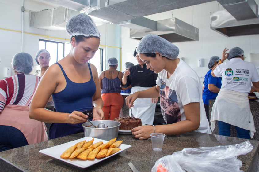 Alunas apreenderam as receitas de pastel de carne de jaca, bolo de casca de banana e doce de banana. Foto: Allan César/Secom Maceió