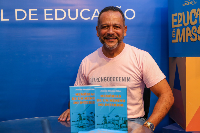Servidor João de Oliveira Filho é autor do livro "Memórias de Um Menino do Interior". Foto: Thony Nunes/Ascom Semed