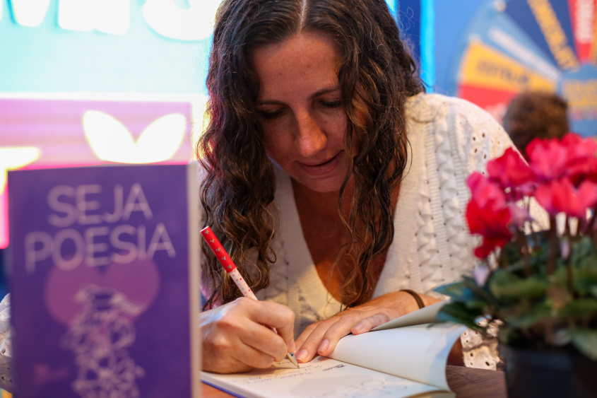 Professora Patrícia Vieira Tomás é autora do livro "Seja Poesia". Foto: Thony Nunes/Ascom Semed