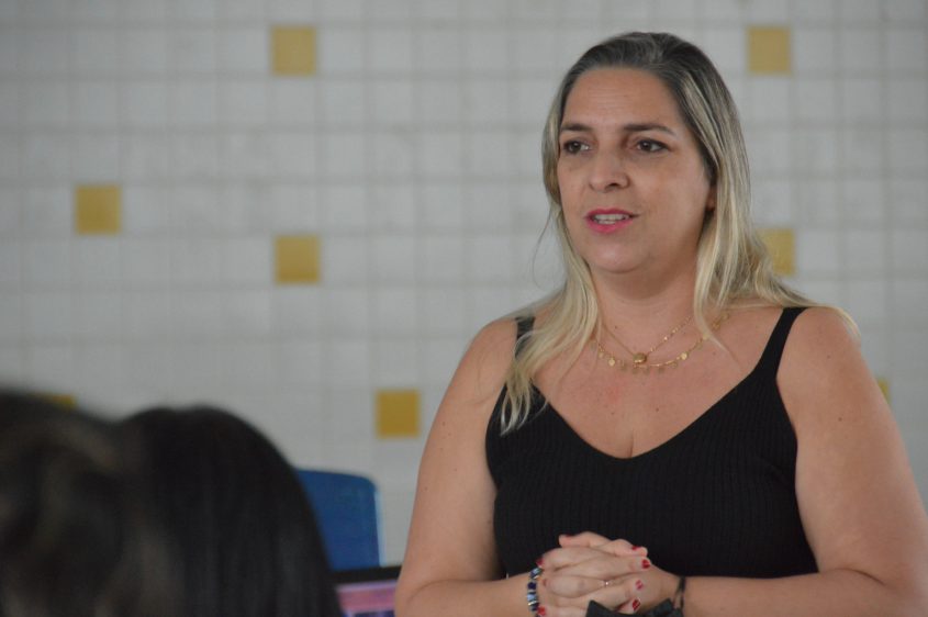Juliane Medeiro coordenou a conferência na Escola Municipal Nosso Lar I, na Ponta Grossa. Foto: Karla Lima/Ascom Semed