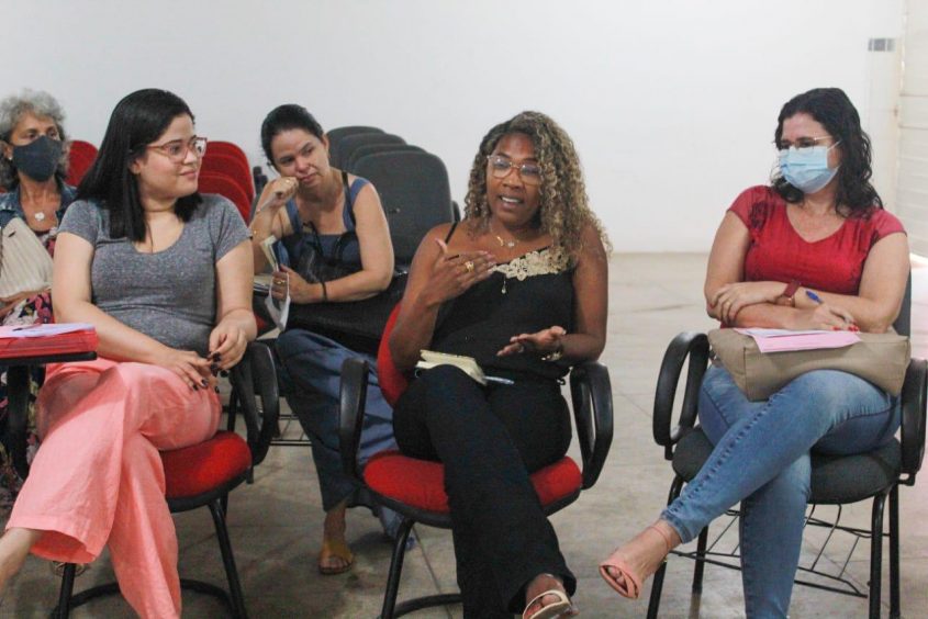 Ana Cláudia (centro) na roda de conversa durante momento de interação com os ouvintes. Foto: Lílian Santos (estagiária)/Ascom Semed