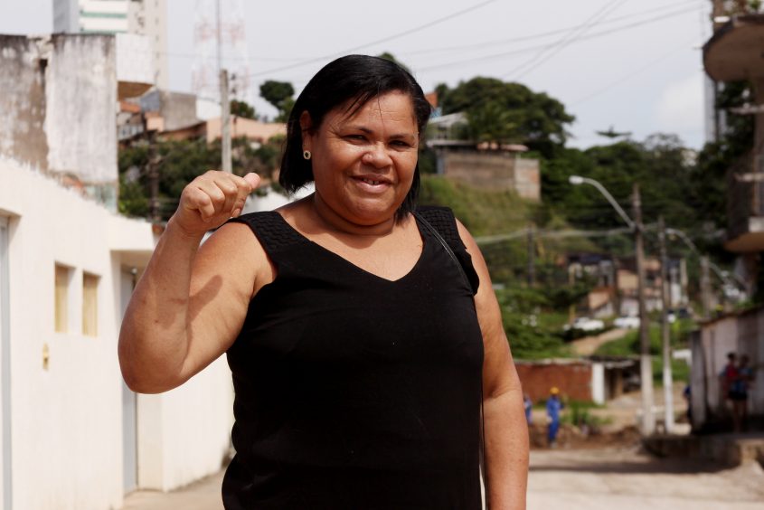 Dona Maria Cícera mora na região há mais de 20 anos. Foto: Wilma Andrade / Ascom Seminfra