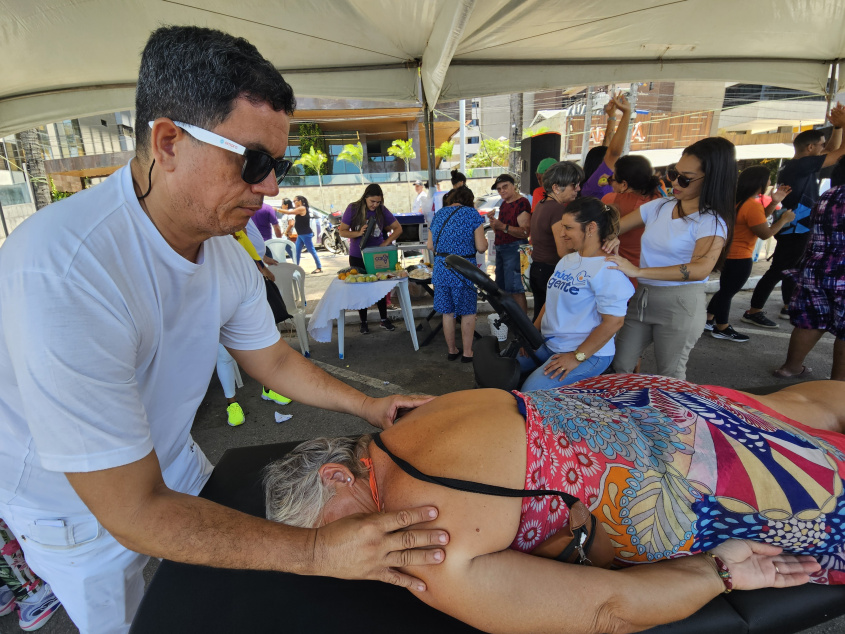 Serviços de massoterapia também fizeram parte do evento. Foto: Beto Macário / Secom Maceió