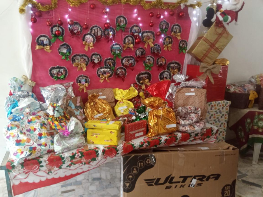 Mesa de presentes com doações da campanha Papai Noel dos Correios. Foto:Cortesia