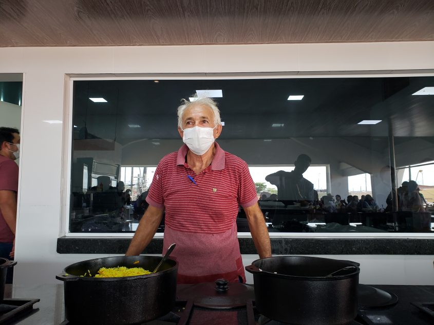 Comerciante Luiz Aguiar realiza sonho de abrir um restaurante no Mercado do Artesanato. Foto: Ascom Semtabes