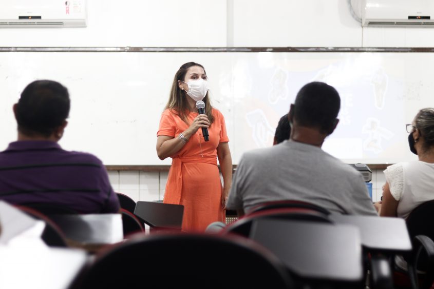 Aoordenadora de ensino da instituição Inteligência Educacional, Carla Lopes. Foto: Luan Oliveira/Ascom Semed