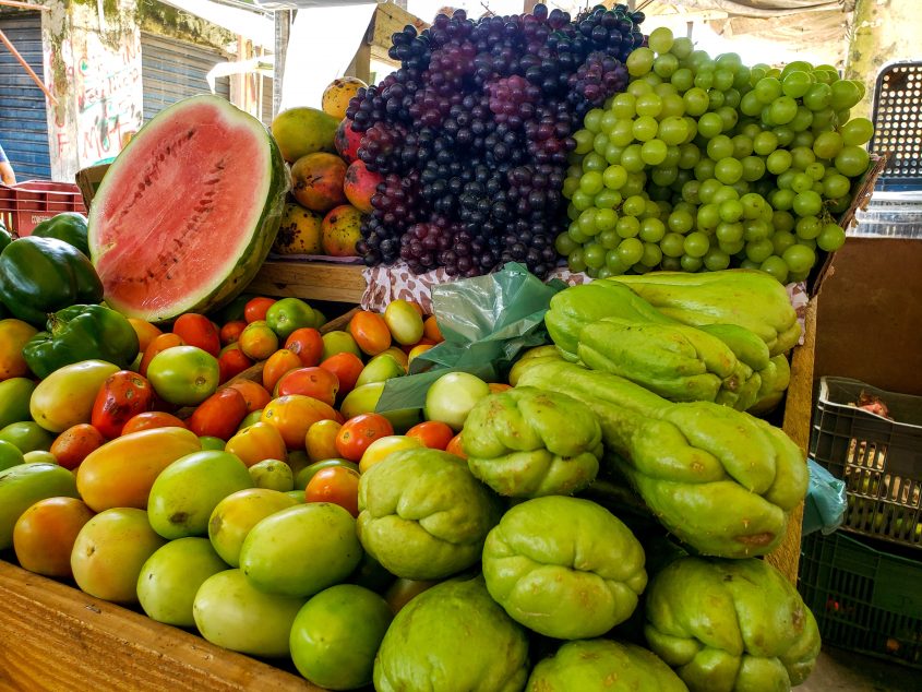 Consumidor encontra diversidade de legumes, verduras e frutas na Feira do Biu (Foto: Tatiane Gomes/Ascom Semtabes)