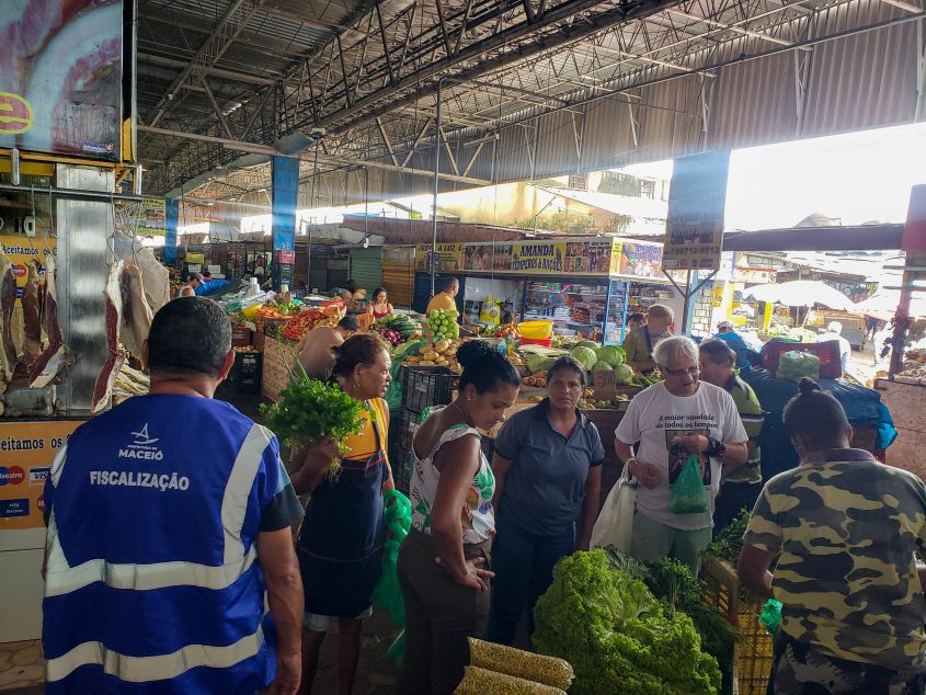Equipes de limpeza, manutenção e fiscalização da Semtabes seguem de prontidão nos mercados públicos de Maceió (Foto: Tatiane Gomes/Ascom Semtabes)