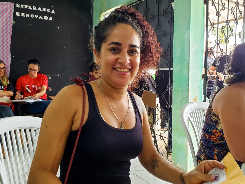 Aline mora no Tabuleiro do Martins e aproveitou o sábado para participar do Sine Itinerante. Foto: Tatiane Gomes / Ascom Semtabes