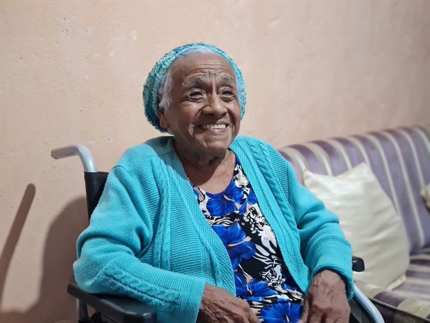 Dona Júlia Juvêncio, de 99 anos, é uma das beneficiadas pelo programa Remédio em Casa. Foto: Ascom/SMS