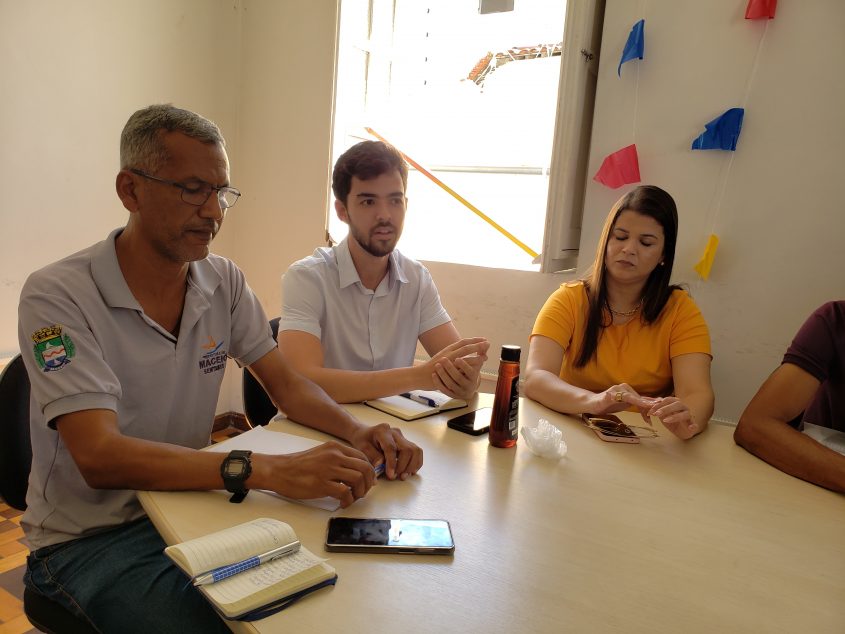 Titular da Semtabes, Maurício Filho (centro), secretária adjunta Ríssia Rodrigues (direita) e diretor de Abastecimento, Aldo Avelino (esquerda) (Foto: Ascom Semtabes)