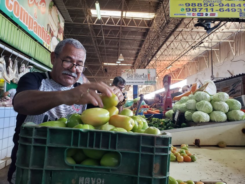 Edinho faz chamado para população para que não deixe de comprar no Mercado da Produção (Foto: Tatiane Gomes/Ascom Semtabes)