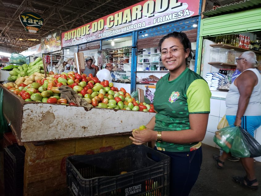 Feirante ficou feliz com a movimentação nesta terça-feira (05), no Mercado da Produção (Foto: Tatiane Gomes/Ascom Semtabes)