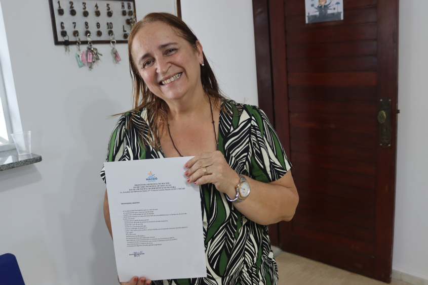 Diretora da escola, Genilda bezerra segurando a lista de itens solicitados. Foto: Arthur Vieira (estagiário)/Ascom Semed
