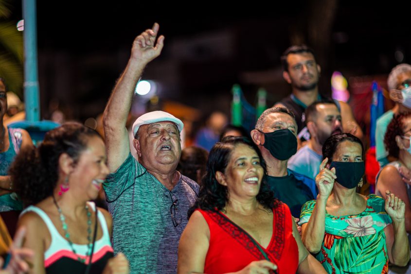 População prestigiou e cantarolou os sambas enredos. Foto: Célio Júnior / Secom Maceió