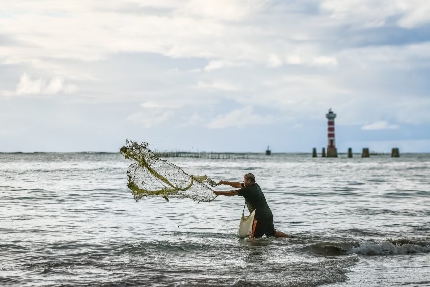Pescadores vão logo cedo ao mar de Maceió. Foto: Maivan Fernandez/Secom Maceió