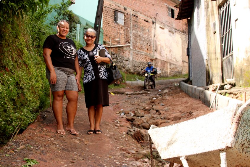Moradores da região na expectativa do calçamento novo. Foto Wilma Andrade / Ascom Seminfra