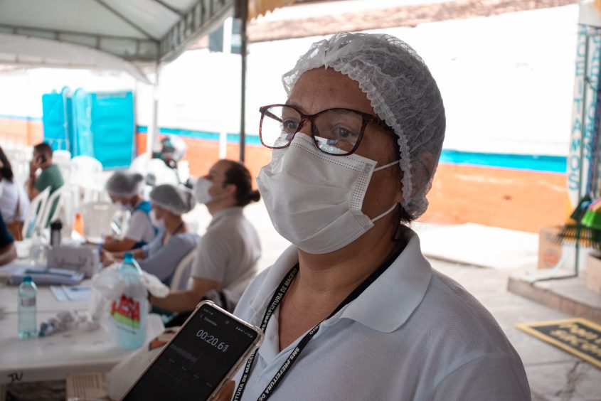 Ducilene Omena, enfermeira responsável pela equipe de vacinação do local. Foto: Victor Vercant