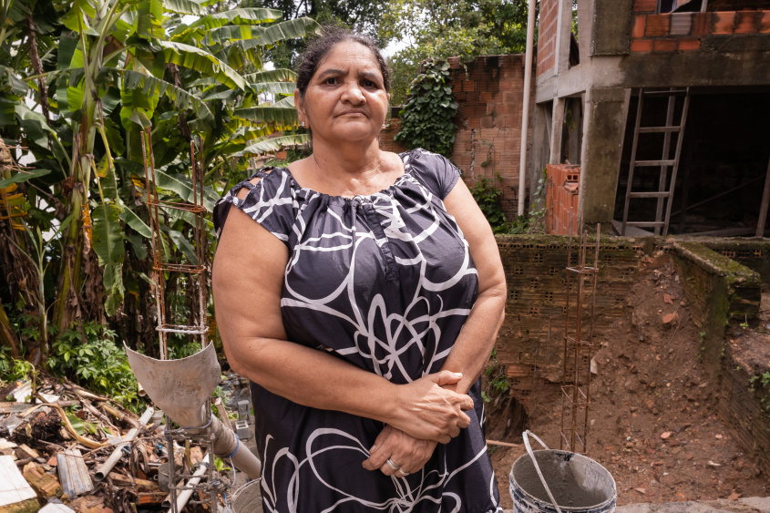 Dona Antônia em seu quintal, que está sendo reconstruído pela Prefeitura de Maceió. Foto: Victor Vercant/Secom