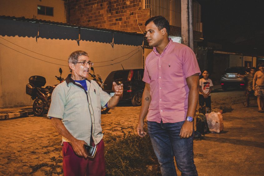 Superintendente de Iluminação, João Folha, acompanha mutirão de reparos na Santa Lúcia. Foto: Matheus Alves