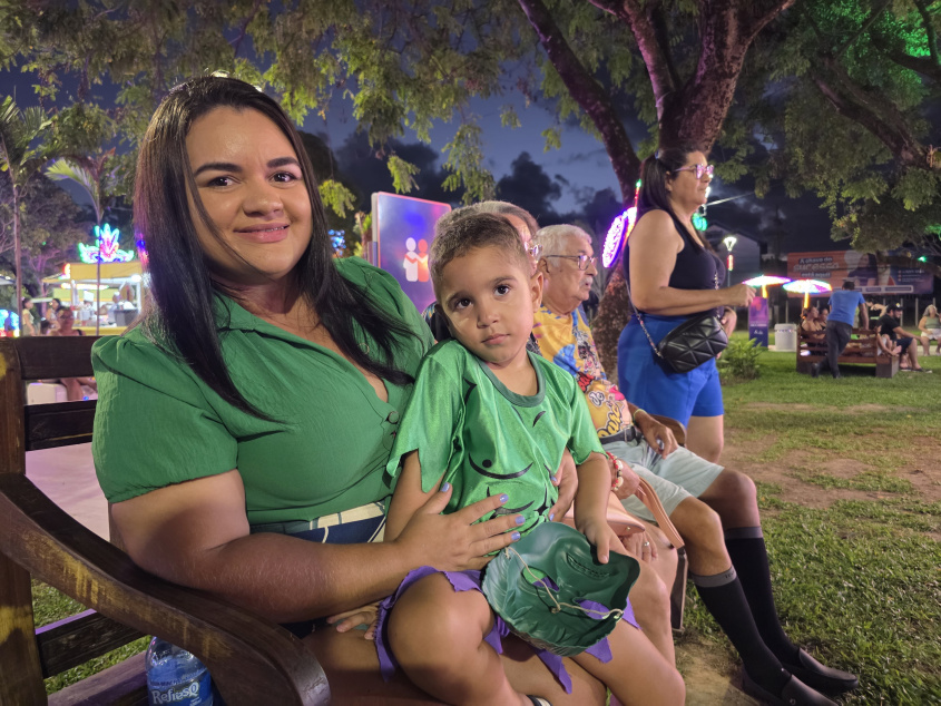 Fabrícia e o filho Henrique aproveitam a Vila de Carnaval. Foto: Beto Macário/Secom Maceió