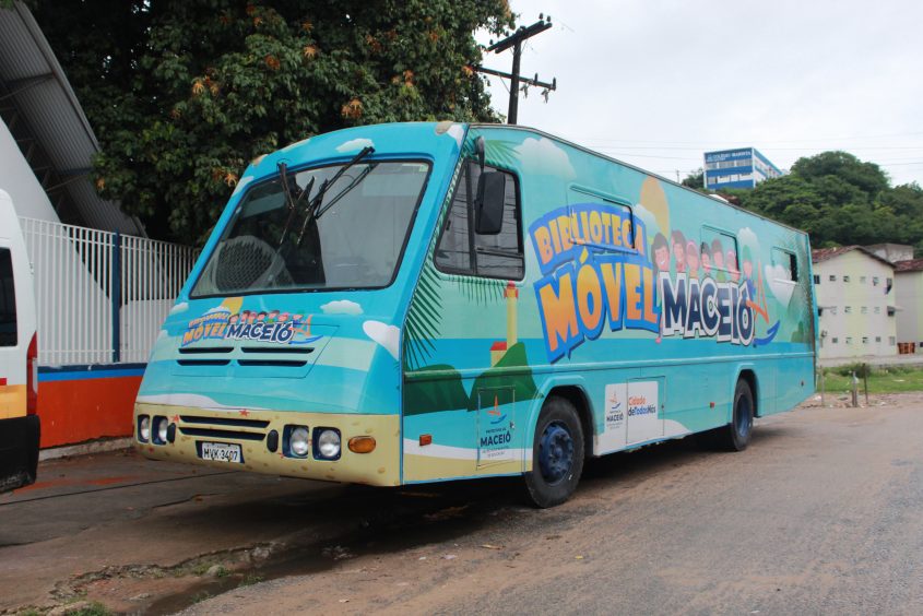 Ônibus do projeto Biblioteca Móvel auxilia crianças e adolescentes no ensino-aprendizagem. Foto: Jamerson Soares (estagiário)/Ascom Semed