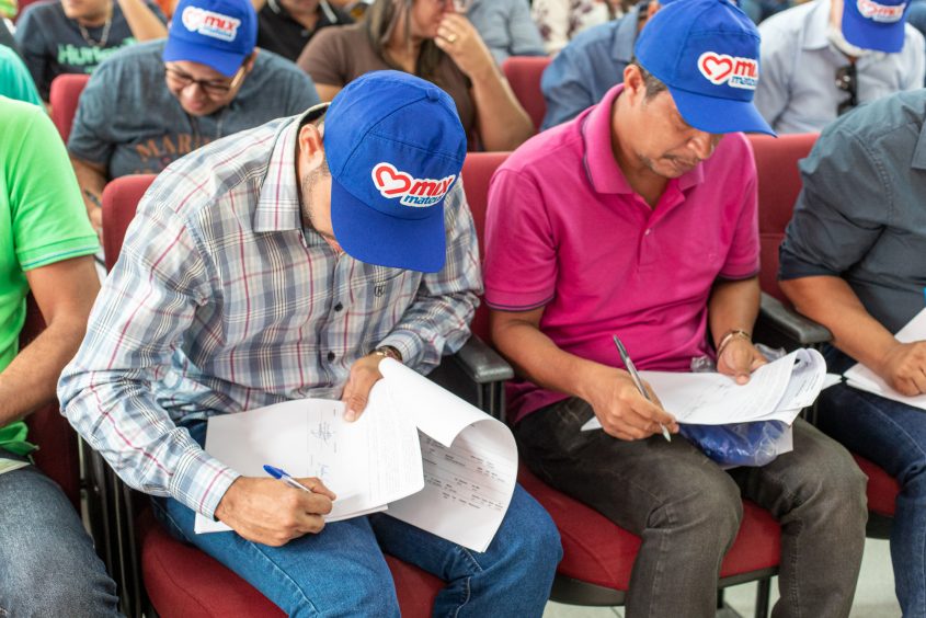 Assinatura dos primeiros contratos foi realizada nesta sexta-feira (22) (Foto: Célio Junior/Secom Maceió)