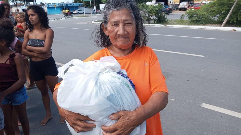 Doações arrecadadas pela emissora de Tv Ponta Verde que foram entregue a famílias da Orla Lagunar. Foto: Ascom Semas