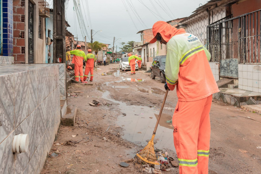 Ação da Sudes contou com limpeza de vias urbanas no Bom Parto. Foto: Victor Vercant/SMS