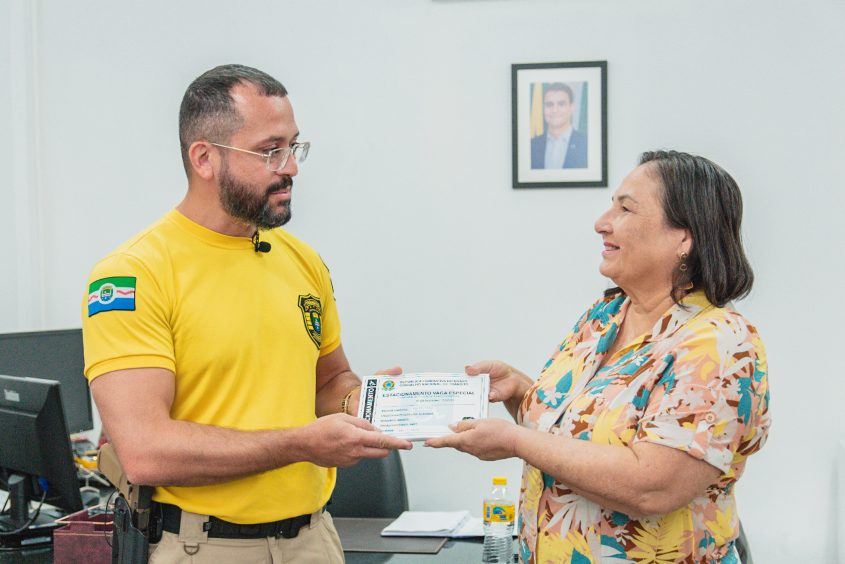 Superintendente, André Costa, entregou os cartões à presidente da Afibal, Arivane Costa (Foto: Joyce Juliana)