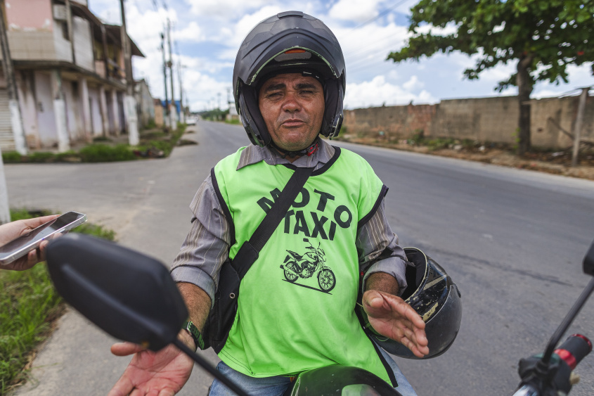 Márcio trabalha como mototaxista e percorre a avenida Gama Lins diariamente. O trabalhador já sente os benefícios da nova via e comemora. Foto: Alisson Frazão / Secom Maceió