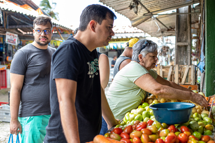 Quando vem à Maceió visitar o filho, Maria de Paula aproveita comprar na banca do feirante Antônio, no Jacintinho. Foto: Célio Junior/Secom Maceió