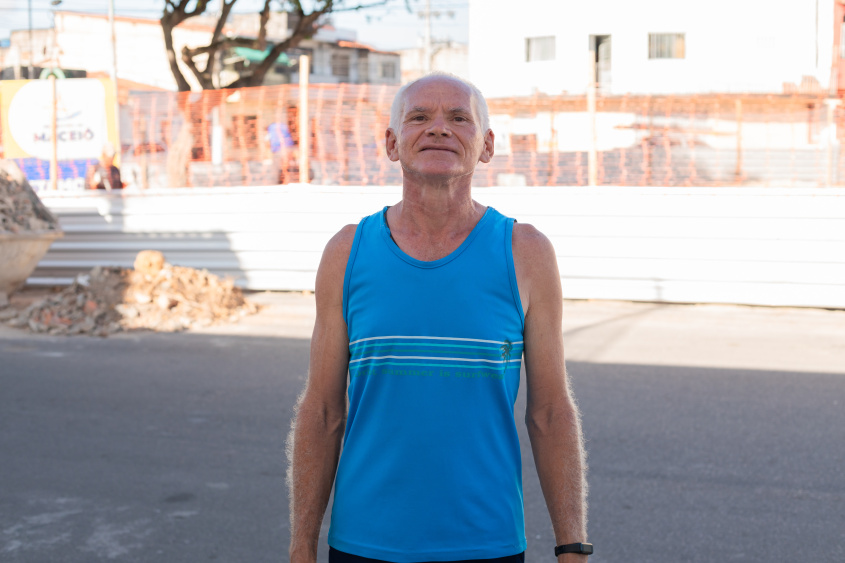 José Ivo é morador da Ponta Grossa há mais de 30 anos e diz que está ansioso para o resultado das obras. Foto: Victor Vercant / Secom Maceió.