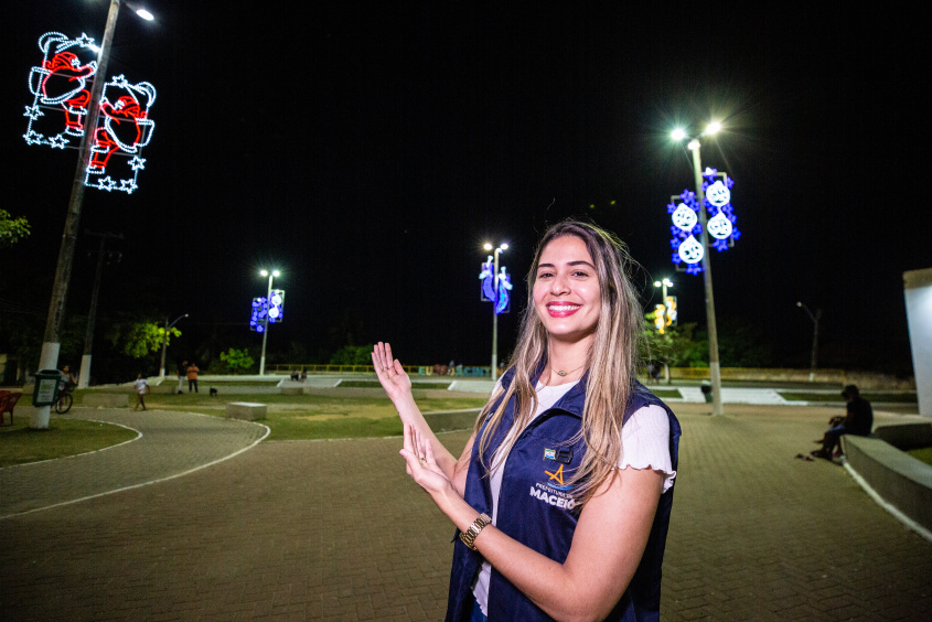 Camila Porciúncula, superintendente de Iluminação de Maceió durante vistoria no Jacintinho. Foto: Ascom Sima