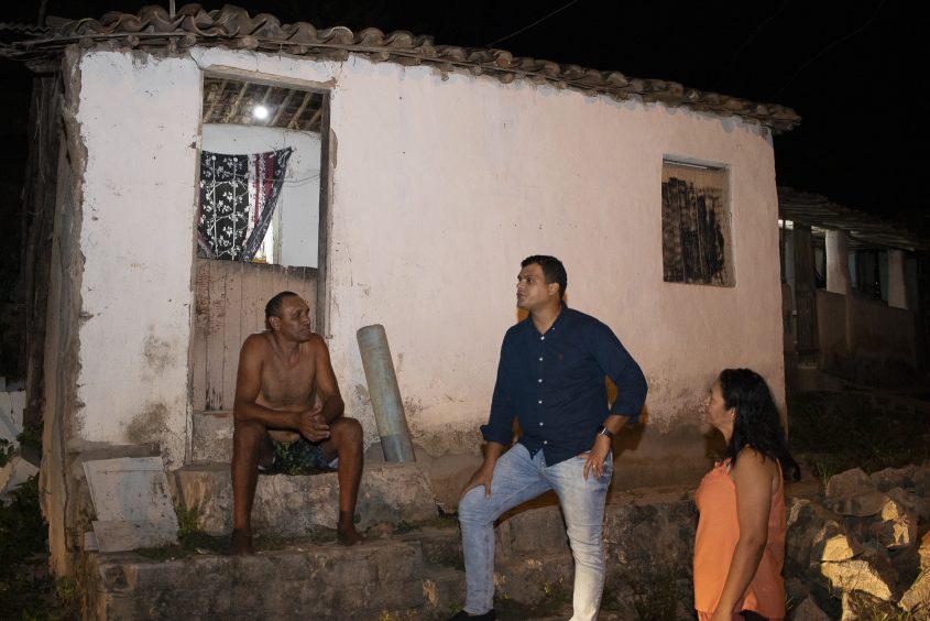 Superintendente, João Folha, conversa com moradores para acolher demandas. Foto: Matheus Alves