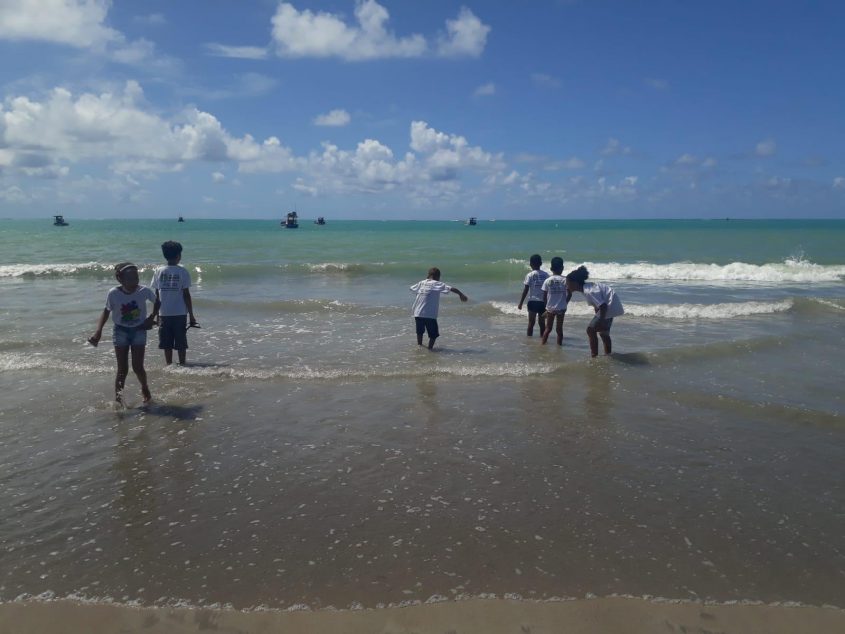 Atividades físicas foram realizadas no mar de Pajuçara (Foto: Cras Área Lagunar)