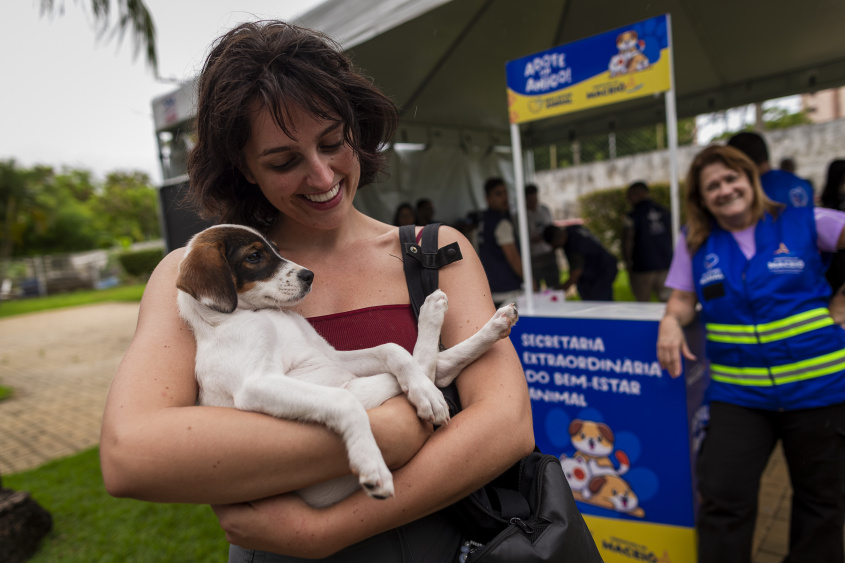 Elisa Bucket é da Bélgica e encontrou um cachorro na rua, que em breve vai ter um novo tutor e lar. Foto: Alisson Frazão/Secom Maceió.